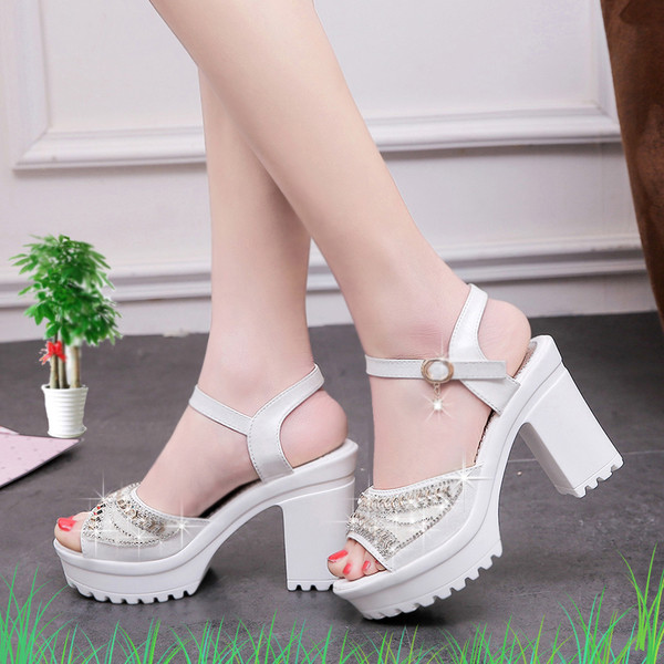 Οι γυναίκες κομψά σανδάλια με ψηλά τακούνια