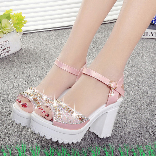 Οι γυναίκες κομψά σανδάλια με ψηλά τακούνια