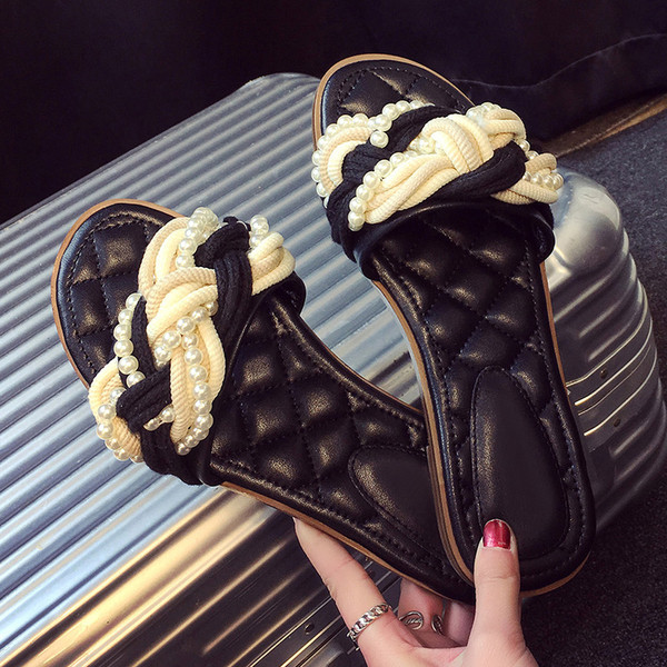 Γυναικείες δερμάτινες  παντόφλες με χάντρες