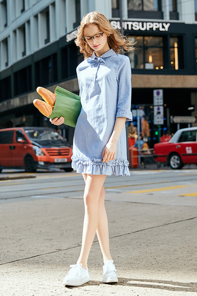 κομψό ριγέ φόρεμα γυναικών