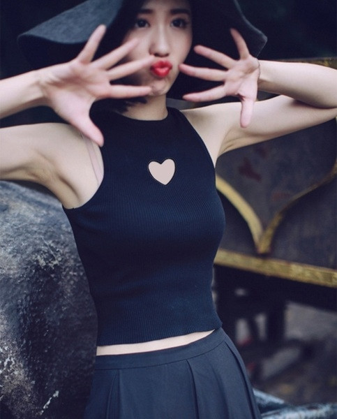 Спортно-елегантен женски потник със сърце 