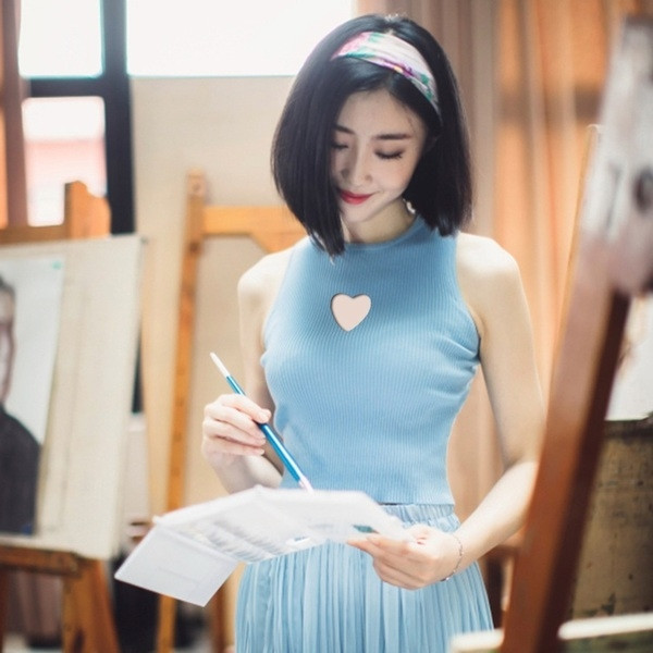 Спортно-елегантен женски потник със сърце 