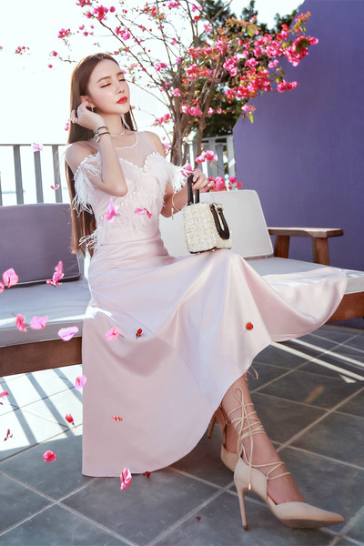 Πολλές σύγχρονες γυναίκες βραδινή τουαλέτα