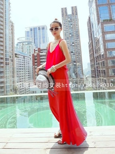 Πολλές όμορφες κυρίες μακρύ φόρεμα κατάλληλο για τις ζεστές μέρες του καλοκαιριού