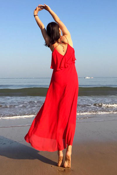 Πολλές όμορφες κυρίες μακρύ φόρεμα κατάλληλο για τις ζεστές μέρες του καλοκαιριού