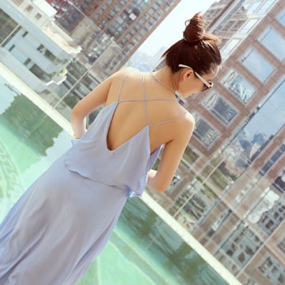 Πολλές όμορφες κυρίες μακρύ φόρεμα κατάλληλο για τις ζεστές μέρες του καλοκαιριού