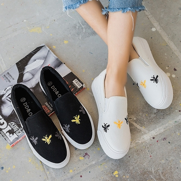 Καθημερινά γυναικεία παπούτσια με  κορδόνια σε δύο χρώματα με  κεντήματα