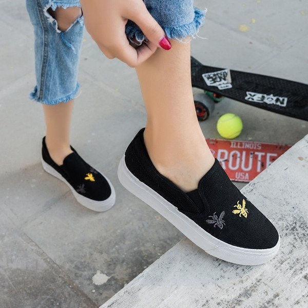 Καθημερινά γυναικεία παπούτσια με  κορδόνια σε δύο χρώματα με  κεντήματα