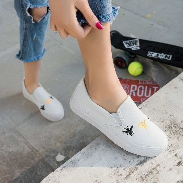 Καθημερινά γυναικεία παπούτσια με  κορδόνια σε δύο χρώματα με  κεντήματα