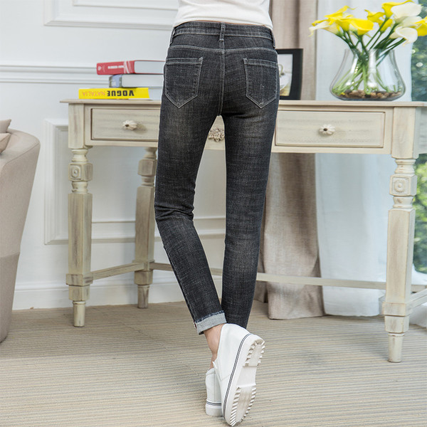 Страхотни дамски дънки модел "Slim fit" с кръпки