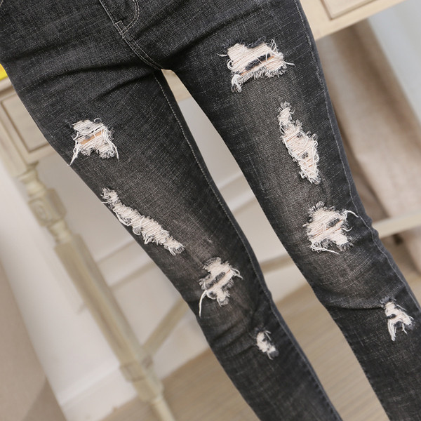 Страхотни дамски дънки модел "Slim fit" с кръпки