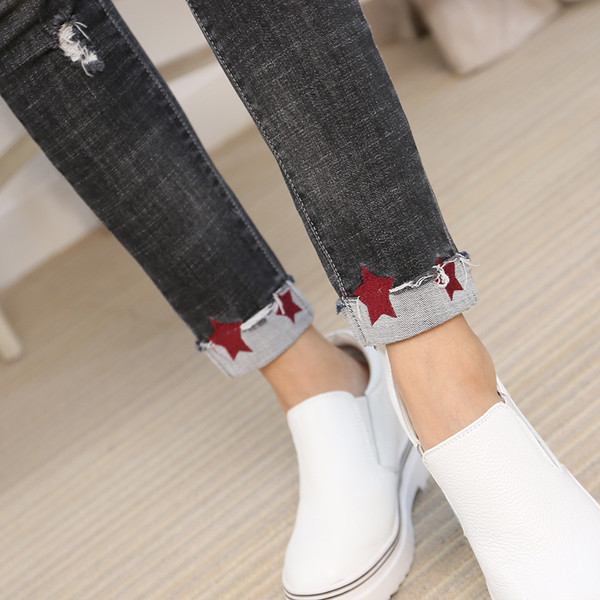 Страхотни дамски дънки модел "Slim fit" с кръпки