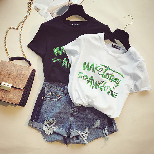 Άνοιξη μπλουζάκι με κοντό μανίκι με πράσινα γράμματα σε μαύρο και άσπρο