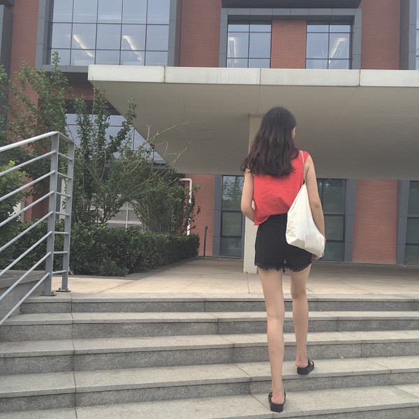 Много качествена дамска широка тениска подходяща за пролетта и лятото