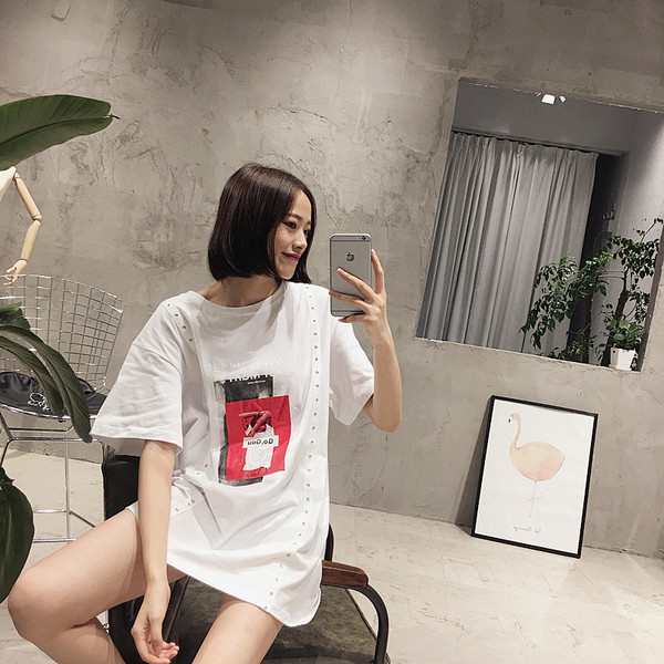 Много шикозна дамска тениска с ретро мотиви в два цвята