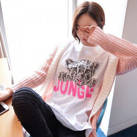 Свежа лятна дамска блуза с къс ръкав с надпис и апликация тигърче