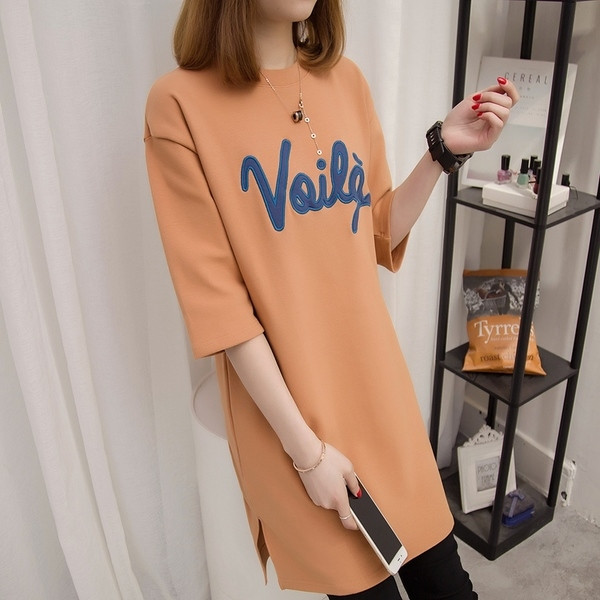 Изключително модерна дамска дълга тениска с надпис в много цветове