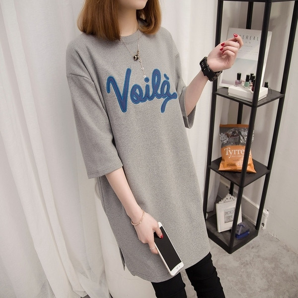 Изключително модерна дамска дълга тениска с надпис в много цветове