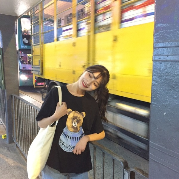 Широка дамска тениска с къс ръкав с апликация мечок