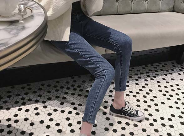 Много красиви дамски изчистени дънки с висока талия