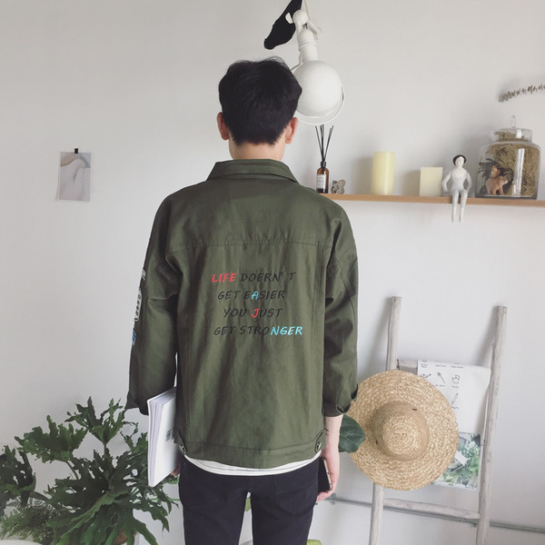 Μοντέρνο ανδρικό μπουφάν τζιν σε διάφορα χρώματα