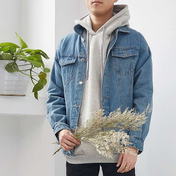 Ανδρικό μπουφάν  τζιν με ρετρό μοτίβα