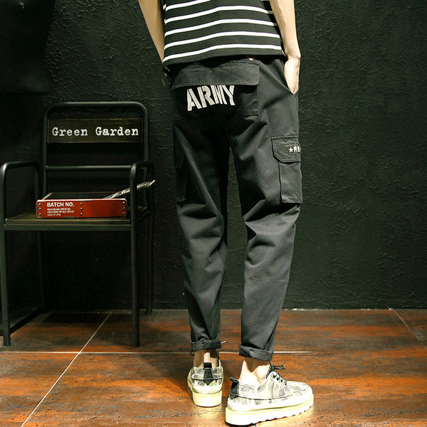 Много модерни мъжки ежедневни панталони в два цвята