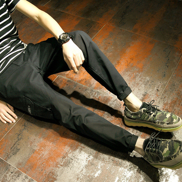 Много модерни мъжки ежедневни панталони в два цвята