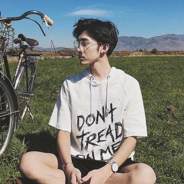 Екстравагантна мъжка тениска с къс ръкав и качулка