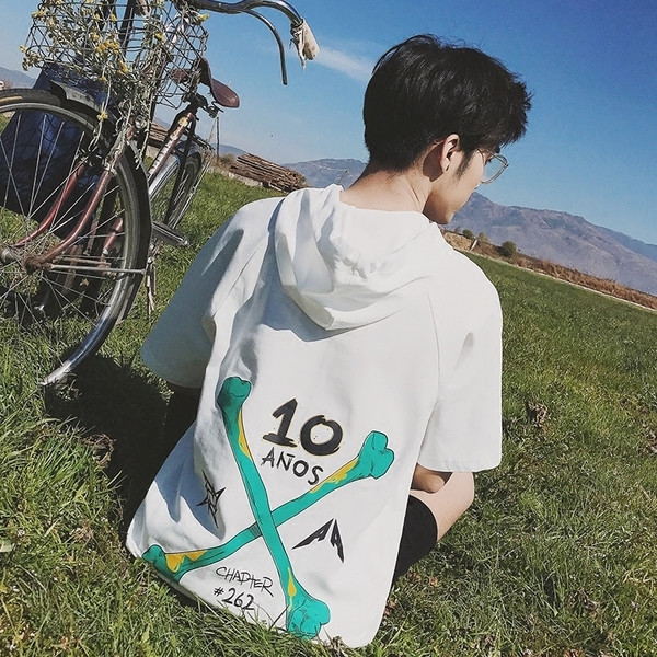 Екстравагантна мъжка тениска с къс ръкав и качулка