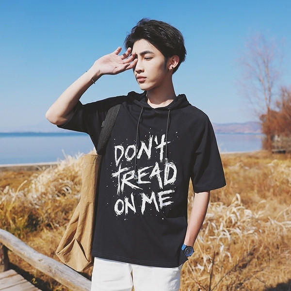 Екстравагантна мъжка тениска с къс ръкав и качулка