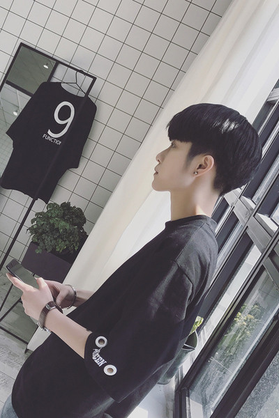 Много красива мъжка дълга тениска с къс ръкав и бродерия