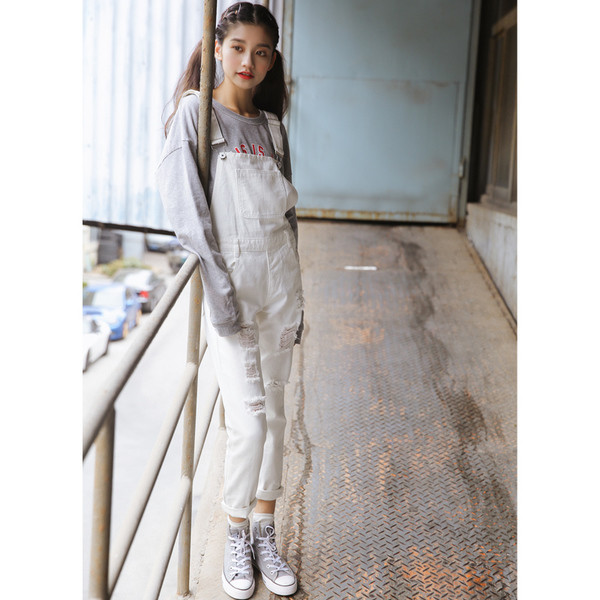 μοντέλο χτύπημα για τις γυναίκες τραχύς φόρμες σε λευκό και μαύρο έκδοση