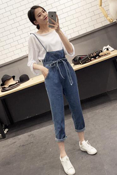 Стилен небрежен дамски гащеризон с тънки презрамки и връзка на кръста