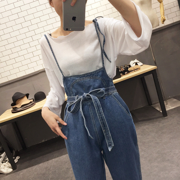 Стилен небрежен дамски гащеризон с тънки презрамки и връзка на кръста