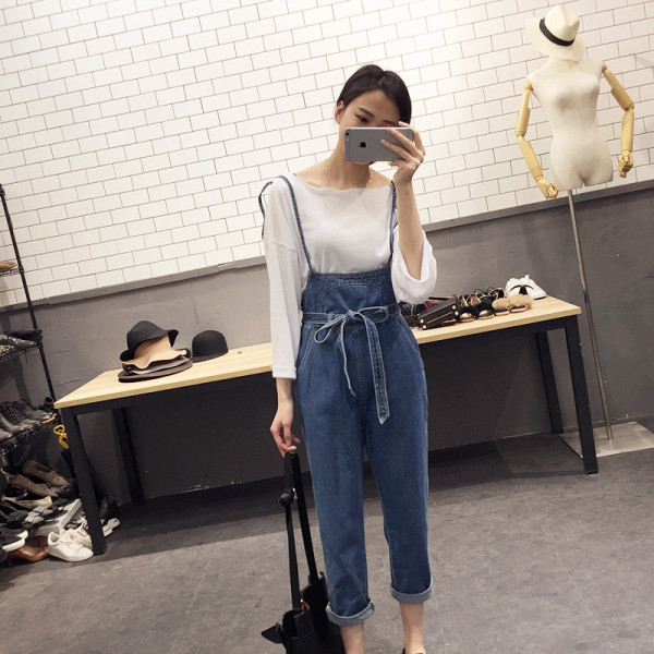 Стилен небрежен дамски гащеризон с тънки презрамки и връзка на кръста