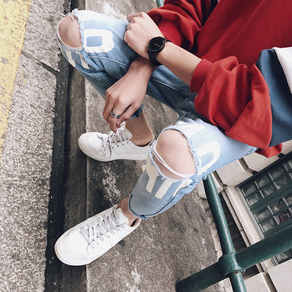 Страхотни мъжки дънки със скъсано коляно