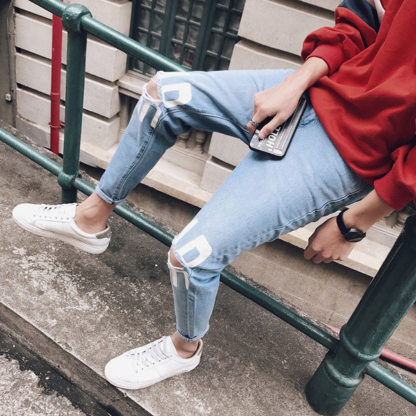 Страхотни мъжки дънки със скъсано коляно