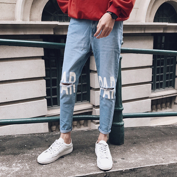 Страхотни мъжки дънки със скъсано коляно