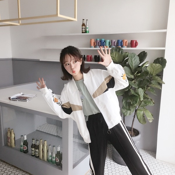 Пролетна дамска ветровка с флорални мотиви - светъл и тъмен вариант