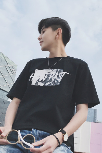 πουκάμισο των ανδρών σε δύο χρώματα με επιγραφές κατάλληλο για τις ζεστές μέρες του καλοκαιριού