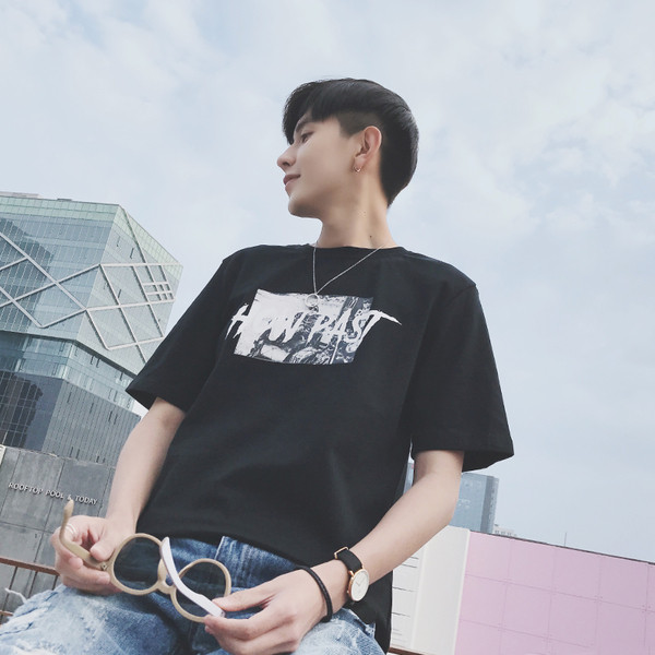 πουκάμισο των ανδρών σε δύο χρώματα με επιγραφές κατάλληλο για τις ζεστές μέρες του καλοκαιριού