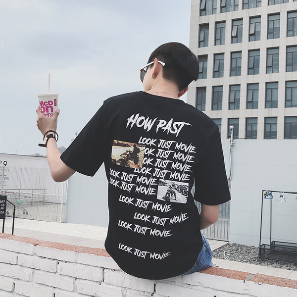 πουκάμισο των ανδρών σε δύο χρώματα με επιγραφές κατάλληλο για τις ζεστές μέρες του καλοκαιριού