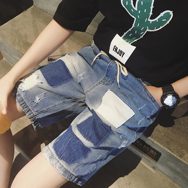 σύντομο τζιν Πολύ ενδιαφέρον των ανδρών γεμάτο χρώμα