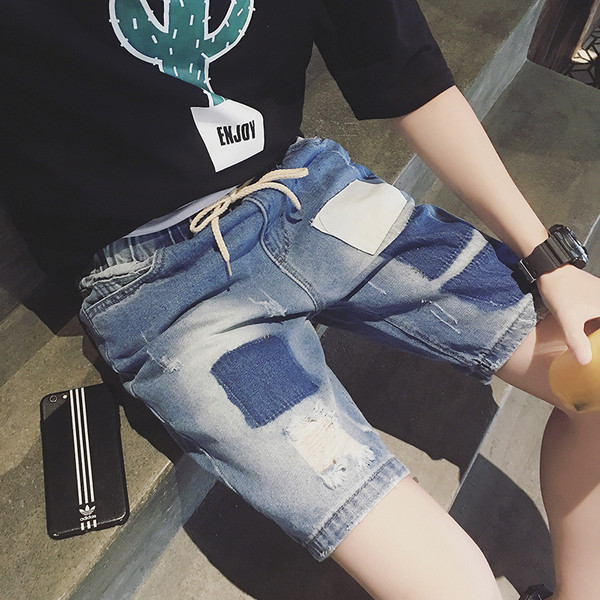 σύντομο τζιν Πολύ ενδιαφέρον των ανδρών γεμάτο χρώμα