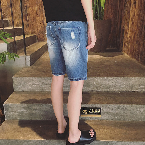 σύντομο τζιν Πολύ ενδιαφέρον των ανδρών γεμάτο χρώμα