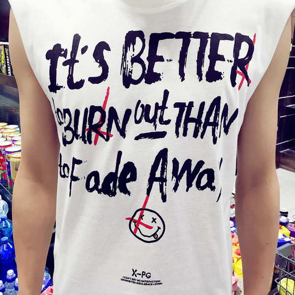 Свежа пролетно-лятна тениска без ръкави с принт