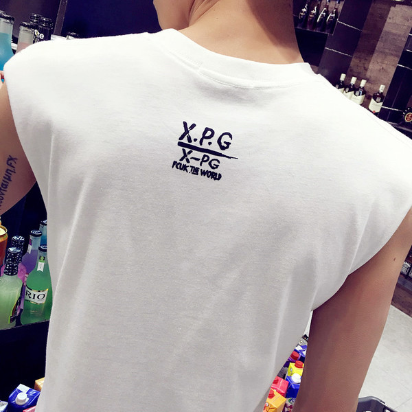 Свежа пролетно-лятна тениска без ръкави с принт