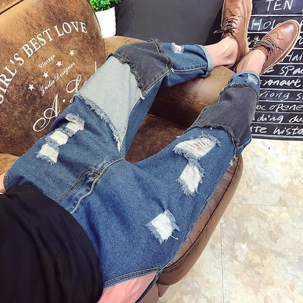 Много модерни мъжки пролетни дънки с разноцветни кръпки