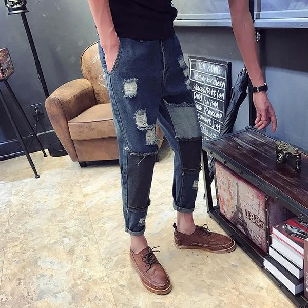 Много модерни мъжки пролетни дънки с разноцветни кръпки